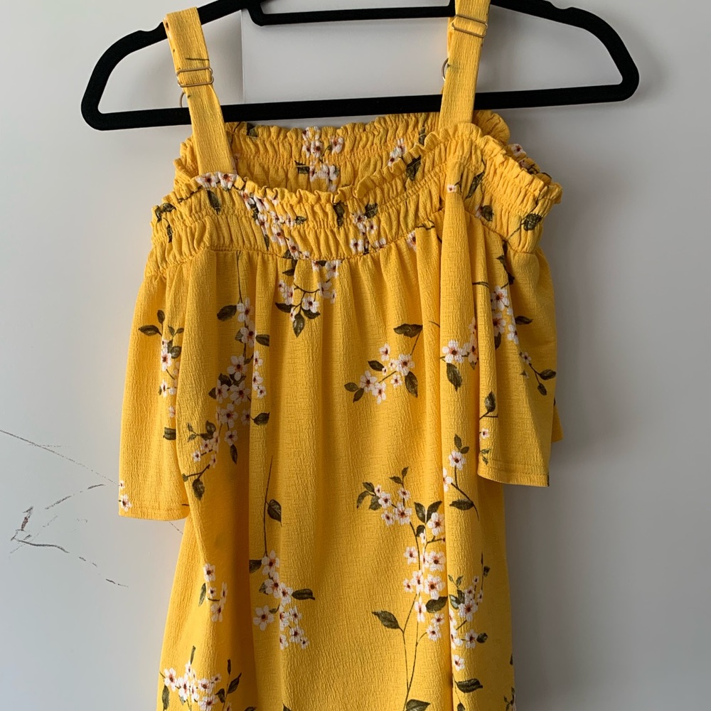 Floral off shoulder top. Melloday M